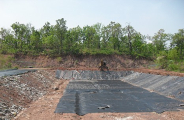การดำเนินการเกี่ยวกับบ่อขยะ จัดทำคันดินรอบบ่อขยะ มีการปลูกต้นไม้บริเวณรอบๆบ่อขยะ ดำเนินการจัดการน้ำทิ้งจากบ่อขยะ โดยมีการรวบรวมเพื่อดำเนินการบำบัดอย่างถูกต้องและเหมาะสม และมีการตรวจคุณภาพน้ำจากบ่อบำบัดน้ำเสียดังกล่าว ดำเนินการฝังกลบขยะทุกวัน ไม่ให้มีการตกค้าง จัดทำแนวกันไฟรอบบ่อขยะ
